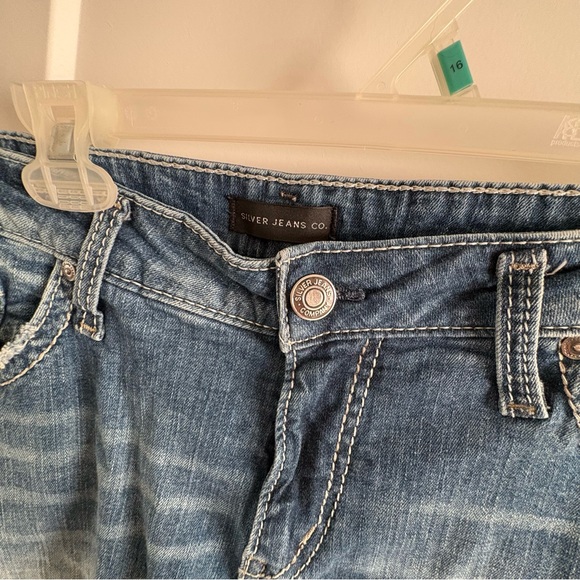 Silver jeans, denim shorts, light, distressing, cute, summer, vacation, cruise - Picture 3 of 5